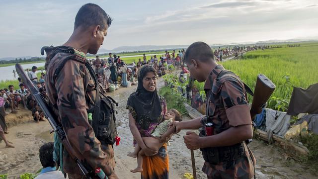 Une femme Rohingya tient son fils malade dans ses bras à la frontière du Bengladesh. Palong Khali, le 17 octobre 2017. [Keystone/ap photo - Dar Yasin]