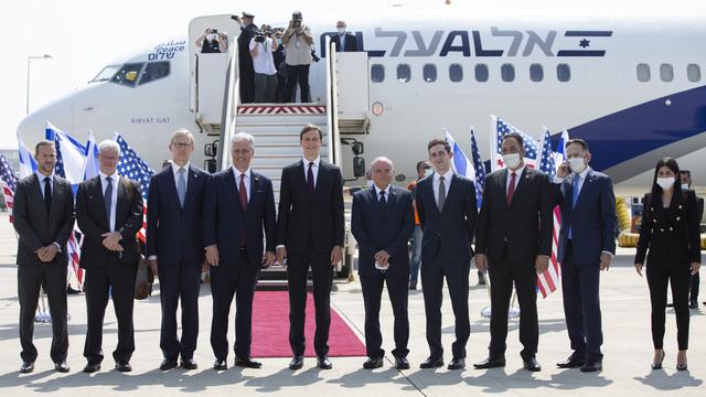 La délégation israélo-américaine emmenée par le gendre de Donald Trump, Jared Kushner, à l'aéroport Ben Gourion. [Keystone/AP - Heidi Levine]