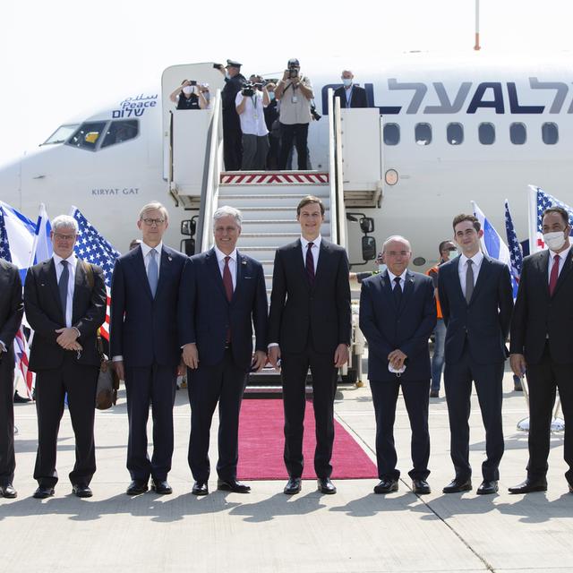 La délégation israélo-américaine emmenée par le gendre de Donald Trump, Jared Kushner, à l'aéroport Ben Gourion. [Keystone/AP - Heidi Levine]