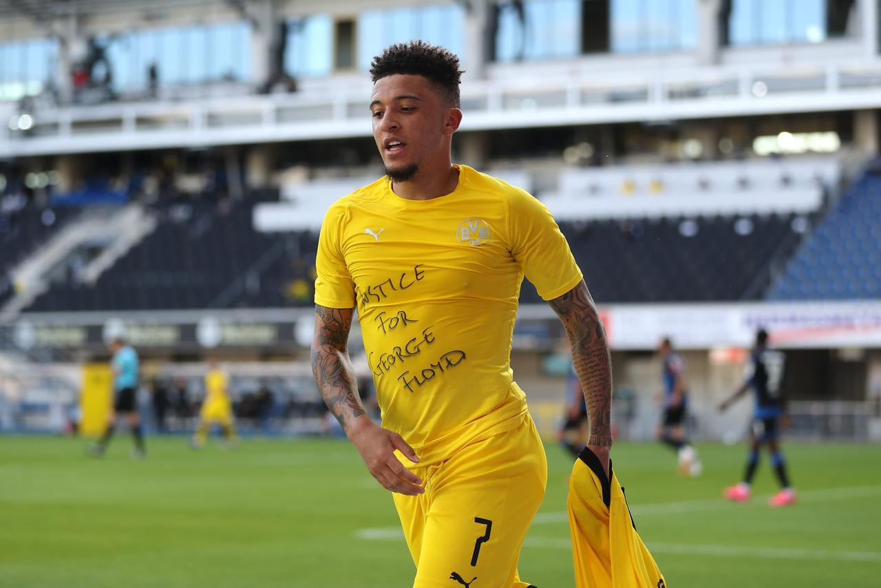 Auteur d'un triplé contre Paderborn, l'Anglais Sancho (Dortmund) a aussi rendu hommage à George Floyd. [KEYSTONE - Lars Baron]