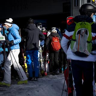 Des skieurs à Verbier le 28 novembre 2020. [Keystone - Jean-Christophe Bott]