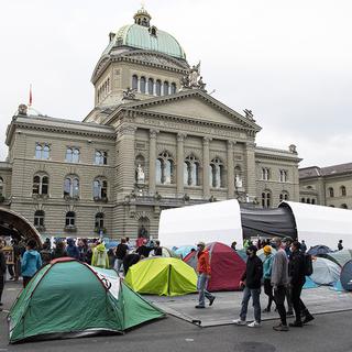 Les activistes du climat campent toujours devant le Palais fédéral, à Berne. [Keystone - Peter Schneider]