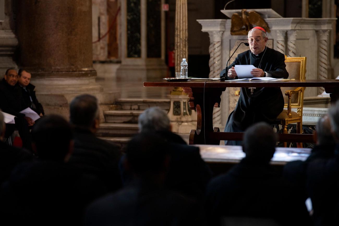 Le cardinal Angelo De Donatis, vicaire général, fait office d'évêque de Rome au nom du pape. Vatican, le 27 février 2020. [Keystone/epa - Vatican Media]