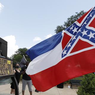 Le drapeau du Mississippi ne sera certainement bientôt qu'un vieux souvenir. [Keystone - AP Photo/Rogelio V. Solis]
