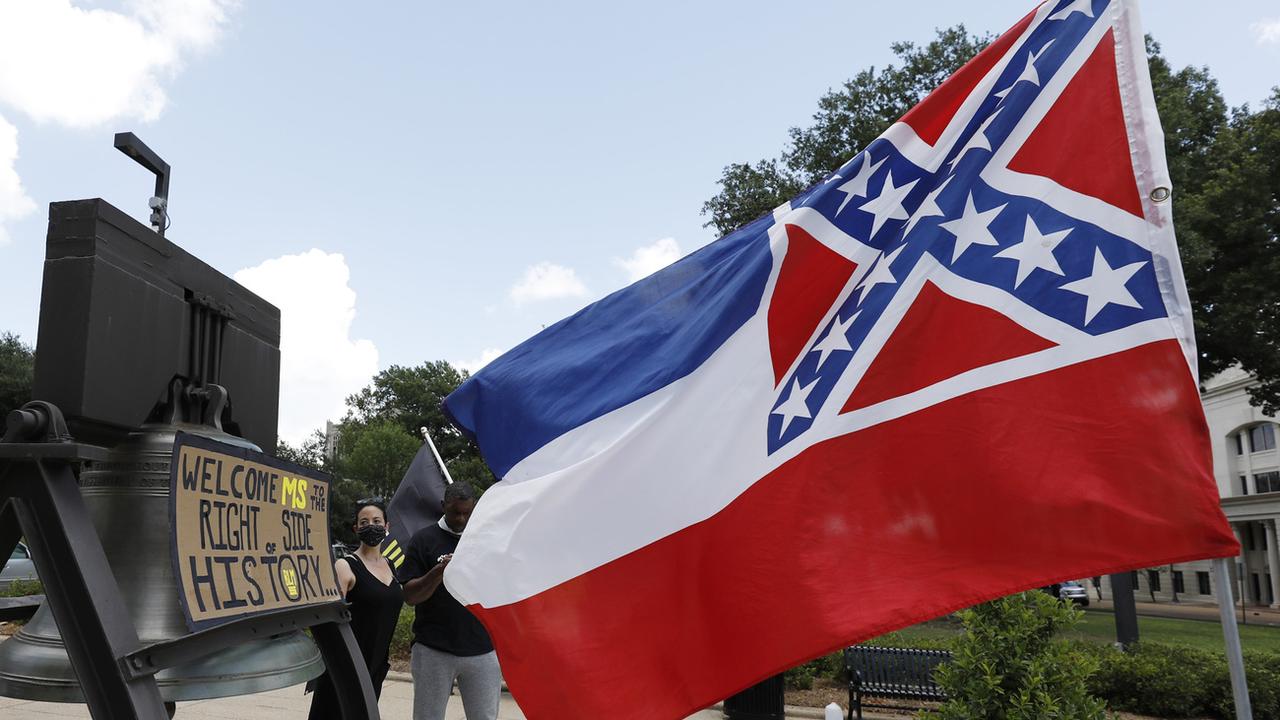 Le drapeau du Mississippi ne sera certainement bientôt qu'un vieux souvenir. [Keystone - AP Photo/Rogelio V. Solis]
