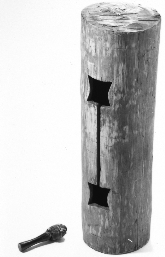 Tambours à fente provenant du peuple Yukuna d'Amazonie colombienne. L'instrument figure parmi les objets qui sont en discussion pour une restitution. [Musée d'Ethnographie de Neuchâtel]