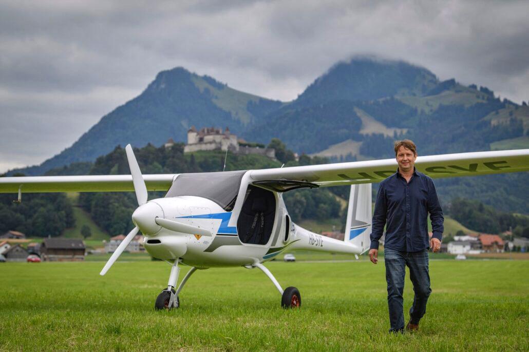 Marc Corpataux, CEO de AlpinAirPlanes, aux côtés du Velis Electro à Ecuvillens. [Pipistrel]