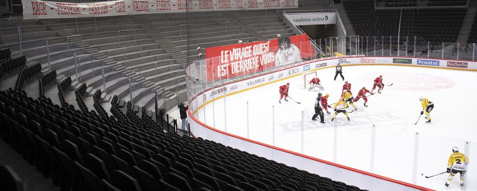 Même si les dirigeants de clubs sportifs ne sont pas vraiment surpris des mesures du Conseil fédéral, ils n'ont pas de quoi voir l'avenir en rose. Les pertes se chiffreront en millions. [keystone - laurent gilléron]