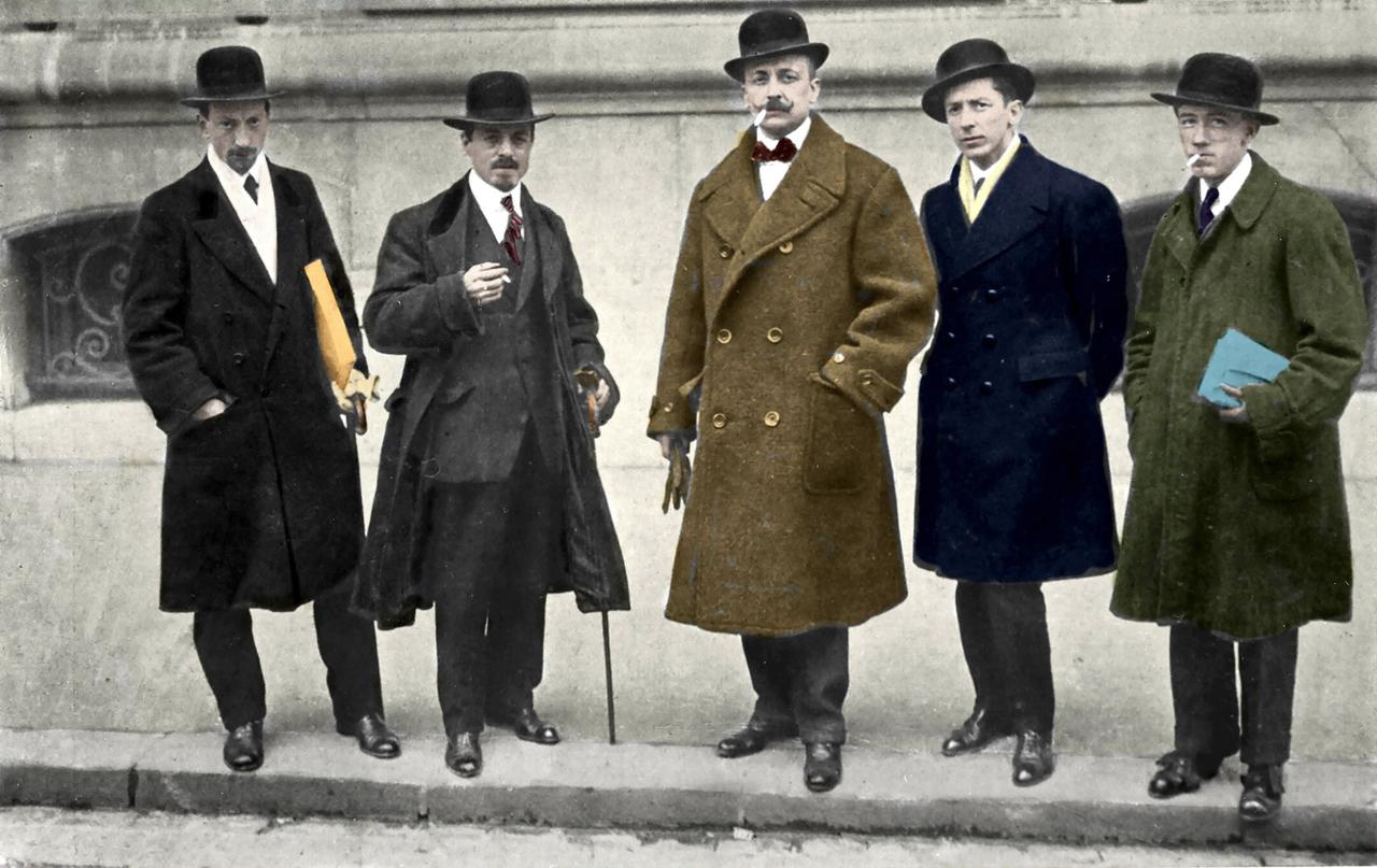 Le groupe futuriste: Luigi Russolo (1885-1947), Carlo Carra (1881-1966), Filippo Tommaso Marinetti (1876-1944), Umberto Boccioni (1882-1916) et Gino Severini (1883-1966), à Paris en 1912. [©Costa/Leemage/AFP - Costa]