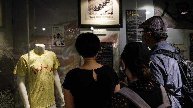 Des visiteurs du musée du 4 juin à Hong Kong, dédié au massacre de Tiananmen. [AFP - Anthony Wallace]