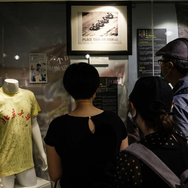 Des visiteurs du musée du 4 juin à Hong Kong, dédié au massacre de Tiananmen. [AFP - Anthony Wallace]