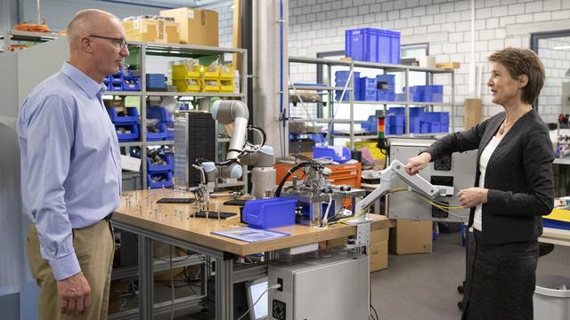 Simonetta Sommaruga, en visite dans une usine du Jura bernois. [Keystone - Peter Klaunzer]