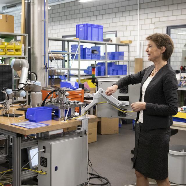 Simonetta Sommaruga, en visite dans une usine du Jura bernois. [Keystone - Peter Klaunzer]