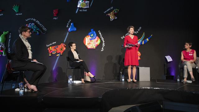 La présidente de la Confédération Simonetta Sommaruga s'est exprimée dans le cadre d'une table-ronde publique à l’Espace Jean Tinguely - Niki de Saint Phalle à Fribourg. [Keystone - Peter Klaunzer]