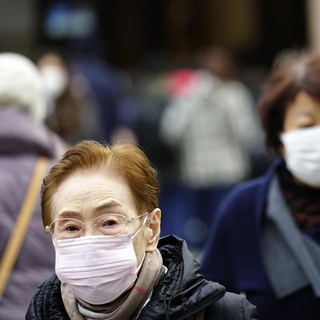 Inquiétude à l'étranger après l'apparition d'un mystérieux virus en Chine. [Keystone/AP - Eugene Hoshiko]