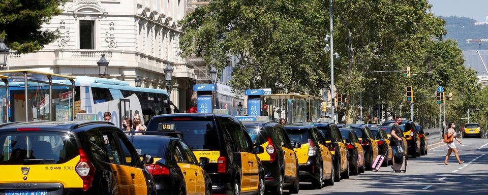 File de taxis en attente de touristes à Barcelone, dimanche 26.07.2020. [EPA/Keystone - Quique Garcia]