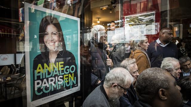 Une affiche d'Anne Hidalgo. [EPA/Keystone - Christophe Petit Tesson]