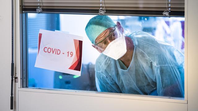 Un homme faisant partie du personnel médical de l'hôpital de Sion, en Suisse, durant la pandémie du coronavirus. [Keystone - Jean-Christophe Bott]