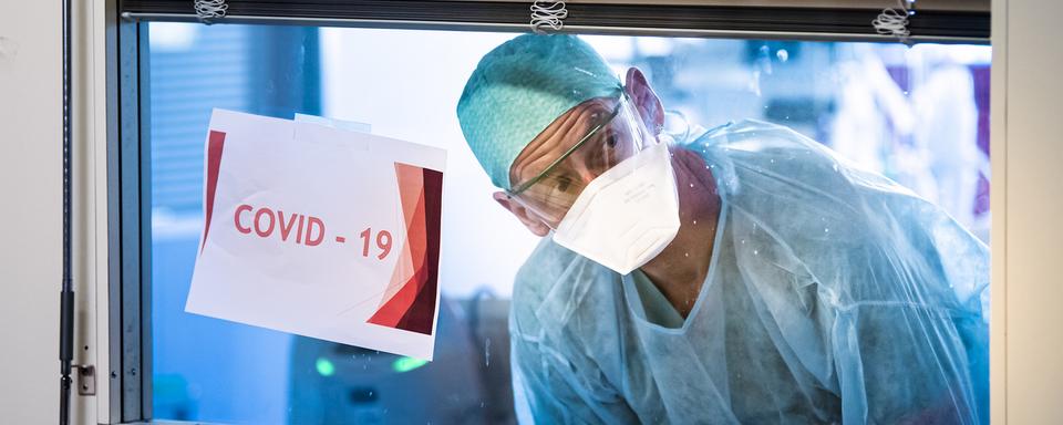 Un homme faisant partie du personnel médical de l'hôpital de Sion, en Suisse, durant la pandémie du coronavirus. [Keystone - Jean-Christophe Bott]