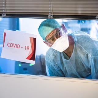 Un homme faisant partie du personnel médical de l'hôpital de Sion, en Suisse, durant la pandémie du coronavirus. [Keystone - Jean-Christophe Bott]