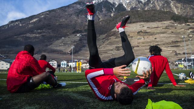 Au FC Sion, on va pouvoir reprendre l'entraînement. Mais en se posant toujours des questions. [Keystone - Jean-Christophe Bott]