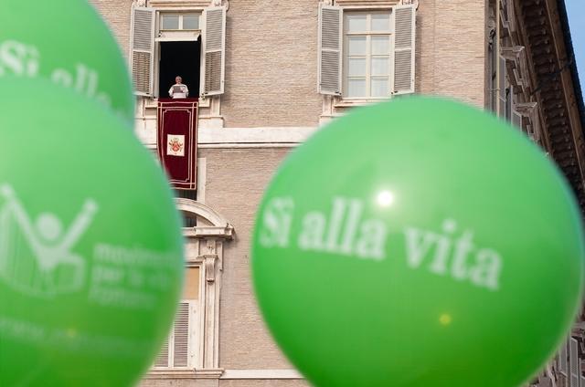 Des ballons "Oui à la vie" flottent devant le pape Benoît XVI, le 1er février 2009. Ce dernier disait dans son Angelus que l'euthanasie était une "fausse solution face au drame de la souffrance". [AFP - Alberto Pizzoli]