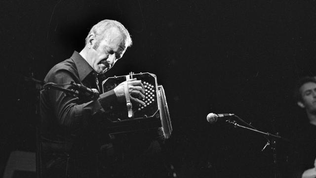 Astor Piazzolla (1921-1992), musicien argentin. Paris, Olympia, 1977. [AFP - P. Ullman / Roger-Viollet]