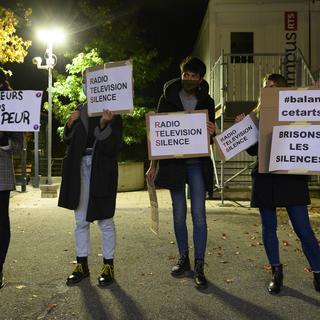 Des manifestantes devant le siège de la RTS dénoncent la loi du silence. [Keystone - Laurent Gillieron]