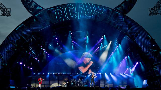 Le guitariste Angus Young et le chanteur Brian Johnson d'AC/DC lors d'un concert à Nuremberg, en Allemagne, le 8 mai 2015. [AFP - DANIEL KARMANN/ DPA]