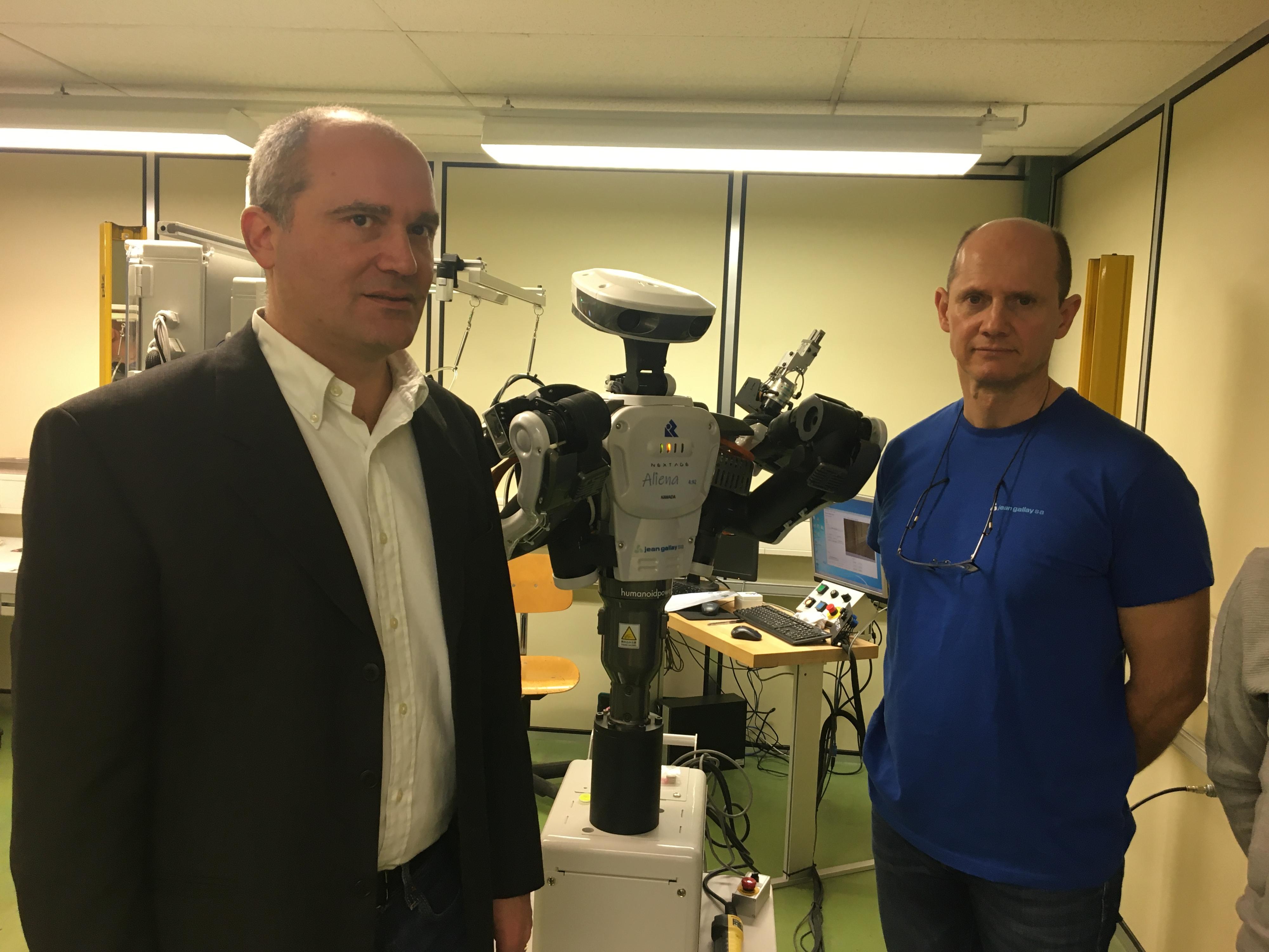 Nicolas Lavarini (à g.) et Christophe Vesin (à d.) en compagnie du robot Nextage "Aliena" [C.F.]
