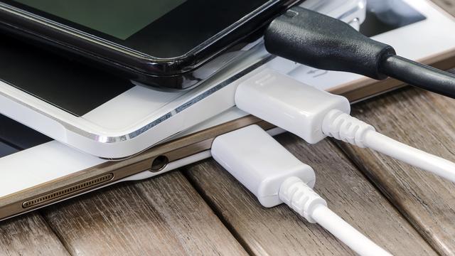 Gros plan sur des smartphones et leurs chargeurs. [Depositphotos - coolhand1180]