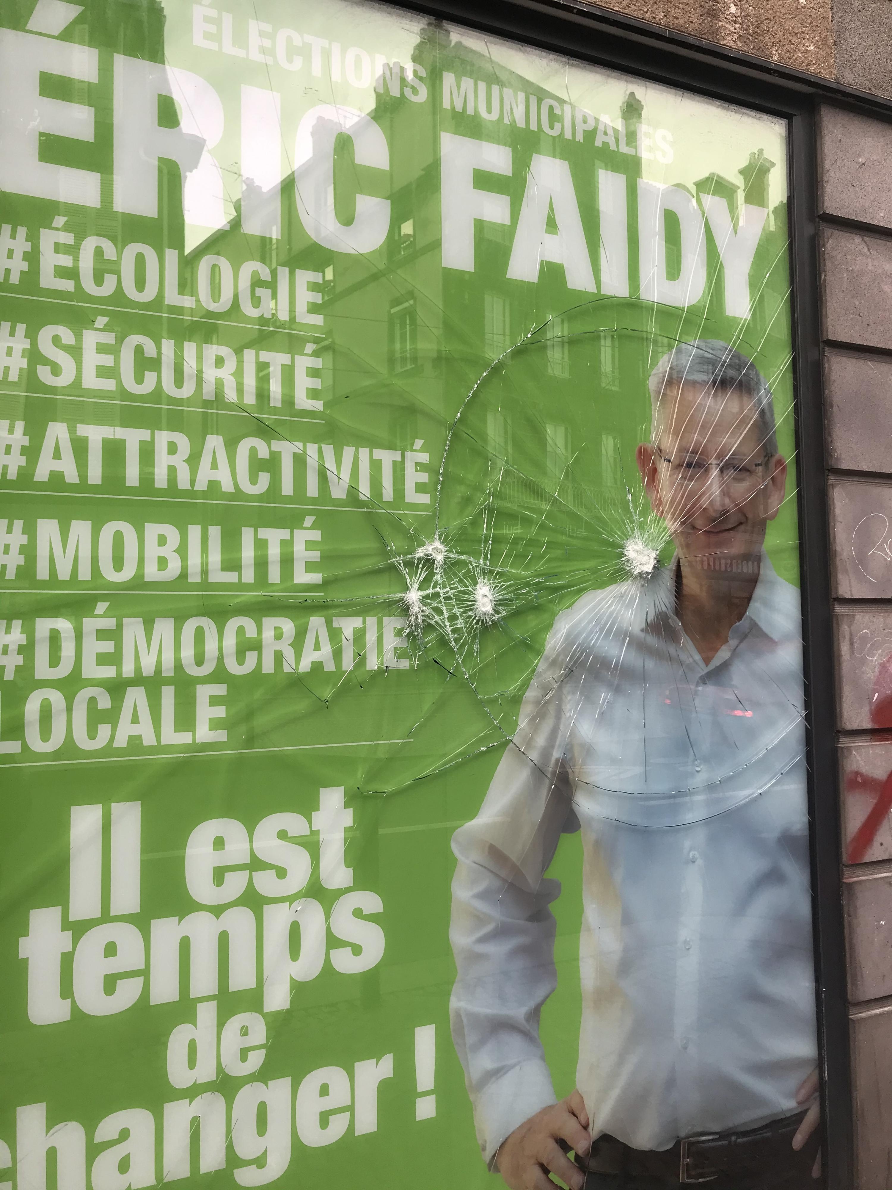 Une affiche de campagne vandalisée d'Eric Faidy, le candidat de la République en marche pour la mairie de Clermont-Ferrand. [RTS - Alexandre Habay]