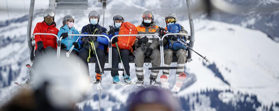 Des skieurs masqués à Villars-sur-Ollon. [Keystone - Valentin Flauraud]