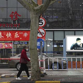 Beaucoup de magasins et restaurants sont restés fermés à Shanghai à cause de l'épidémie de coronavirus. [Keystone - AP Photo/Erika Kinetz]