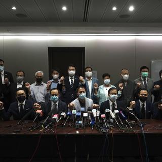 L'ensemble des députés pro-démocratie de Hong Kong ont annoncé leur démission après l'éviction de quatre d'entre eux en vertu d'une mesure adoptée par Pékin. Hong Kong, le 11 novembre 2020. [Keystone/AP photo - Vincent Yu]