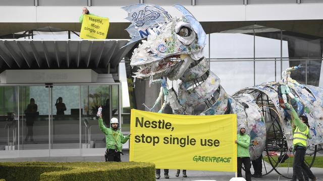 Le troisième rapport de Greenpeace sur les déchets plastiques présente un constat d'échec. Pour la troisième année consécutive, Nestlé demeure dans le trio de tête des plus grands pollueurs par le plastique au monde. [Keystone - Laurent Gillieron]