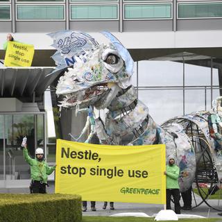 Le troisième rapport de Greenpeace sur les déchets plastiques présente un constat d'échec. Pour la troisième année consécutive, Nestlé demeure dans le trio de tête des plus grands pollueurs par le plastique au monde. [Keystone - Laurent Gillieron]