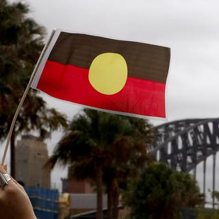 Le drapeau aborigène australien. [EPA/Keystone - Daniel Munoz]