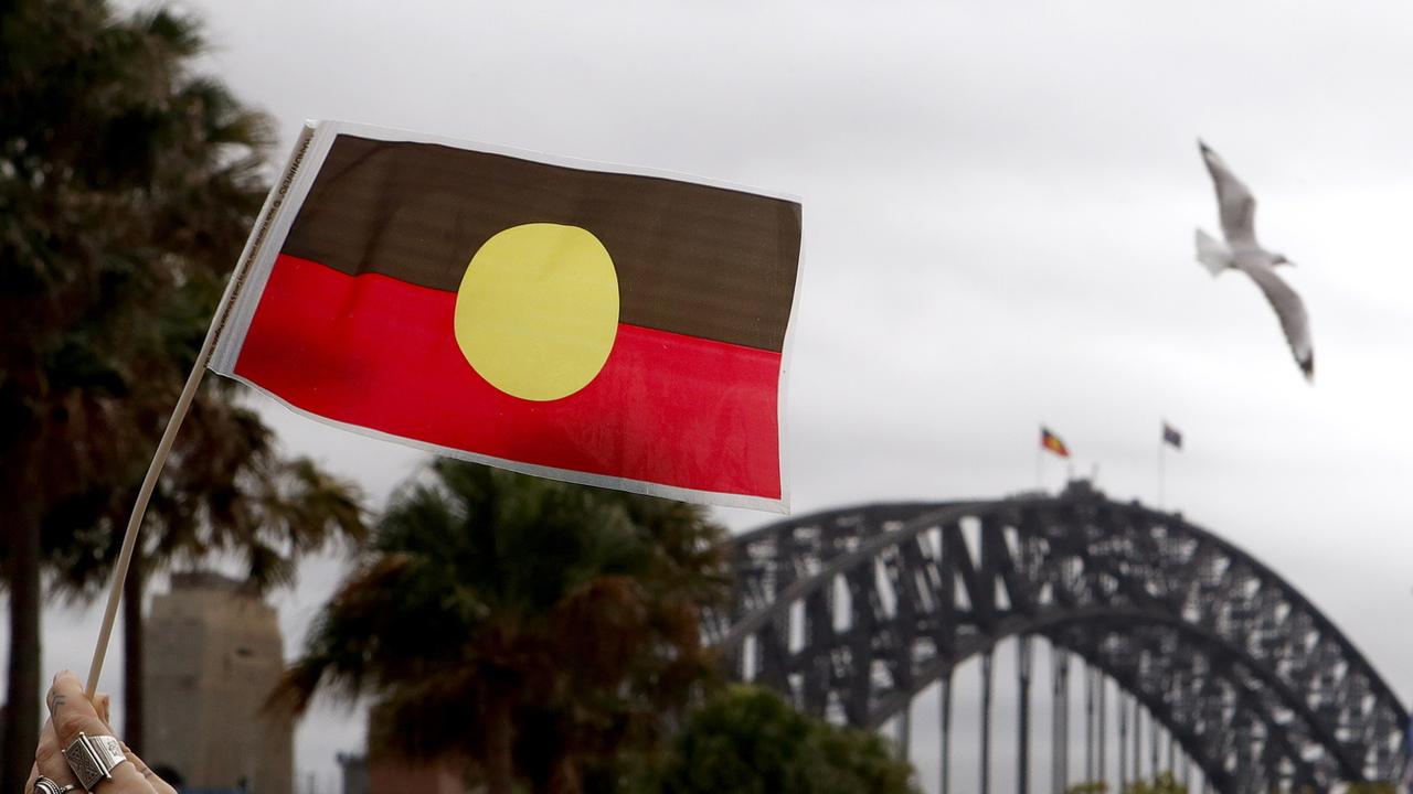 Le drapeau aborigène australien. [EPA/Keystone - Daniel Munoz]