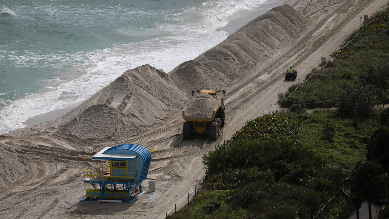 La Floride réapprovisionne Miami Beach avec des tonnes de sable transportées par camions. [Eva Marie Uzcategui]