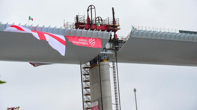 Après la catastrophe, le dernier tronçon du nouveau pont de Gênes déposé. [Reuters - Massimo Pinca]