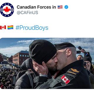 Le compte Twitter officiel des Forces armées canadiennes aux Etats-Unis a posté la photo de deux soldats en train de s’embrasser avec le hashtag ProudBoys. [Twitter via Reuters - @CAFinUS]
