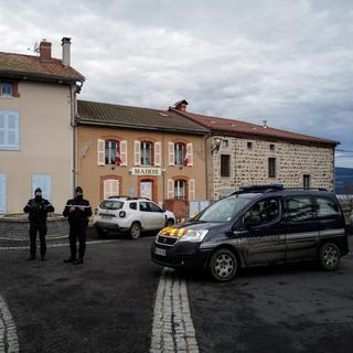 La police déployée à Saint-Just. [AFP - Olivier Chassignole]