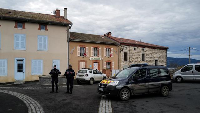 La police déployée à Saint-Just. [AFP - Olivier Chassignole]