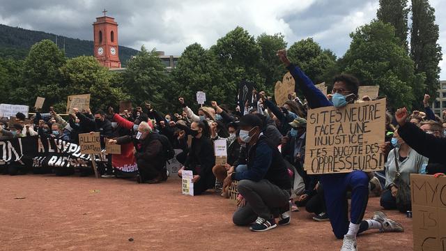 Une manifestation contre le racisme à Neuchâtel. [RTS - Adrien Krause]