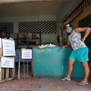 Un homme attend de recevoir de la nourriture dans un panier de rationnement à La Havane. Cuba, le 21 septembre 2020. [Keystone/epa - Yander Zamora]