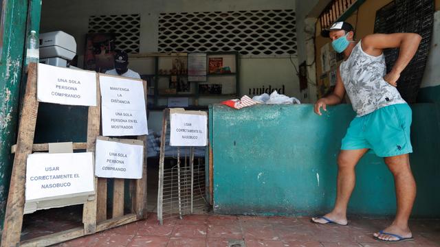 Un homme attend de recevoir de la nourriture dans un panier de rationnement à La Havane. Cuba, le 21 septembre 2020. [Keystone/epa - Yander Zamora]