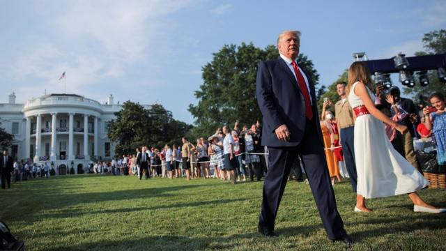 Donald et Melania Trump arrivent sur la pelouse sud de la Maison Blanche pour célébrer l'Independence Day. Washington DC, le 4 juillet 2020. [Reuters - Carlos Barria]