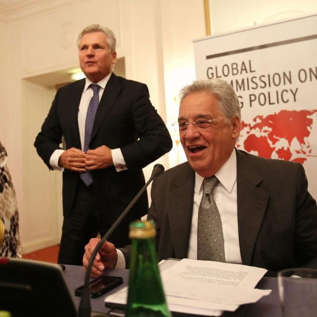 Ruth Dreifuss (G), ancienne présidente de la Confédération suisse et ministre de l'intérieur, Aleksander Kwasniewski (C), ancien président de la Pologne et Fernando Henrique Cardoso (D), ancien président du Brésil, lors de la réunion de la Commission mondiale sur la politique des drogues (GCDP) à Varsovie, Pologne, le 24 octobre 2012. La Commission mondiale sur la politique en matière de drogues se réunit pour mettre en évidence l'impact de la guerre contre les drogues sur la santé publique en Europe de l'Est et les perspectives de changement dans le monde. [Keystone / UAP - LESZEK SZYMANSKI]