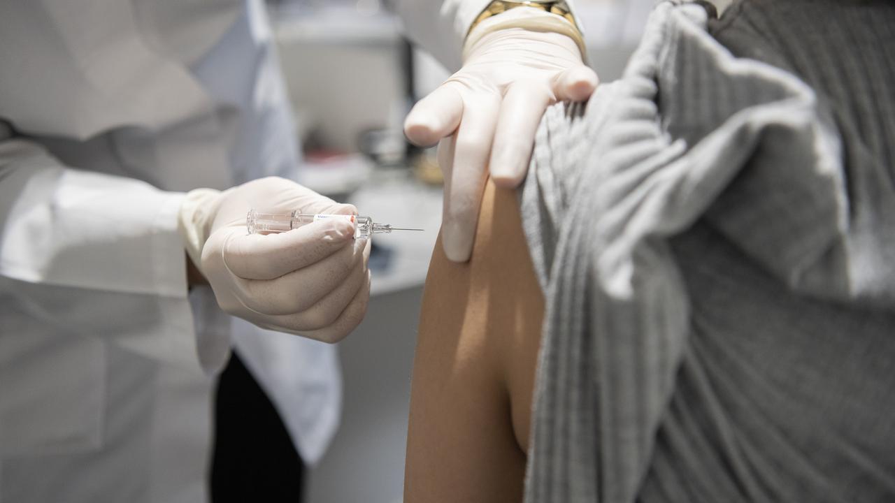 Une  vaccination contre la grippe dans une pharmacie, en janvier 2020 à Zurich. (photo prétexte) [Keystone - Christian Beutler]